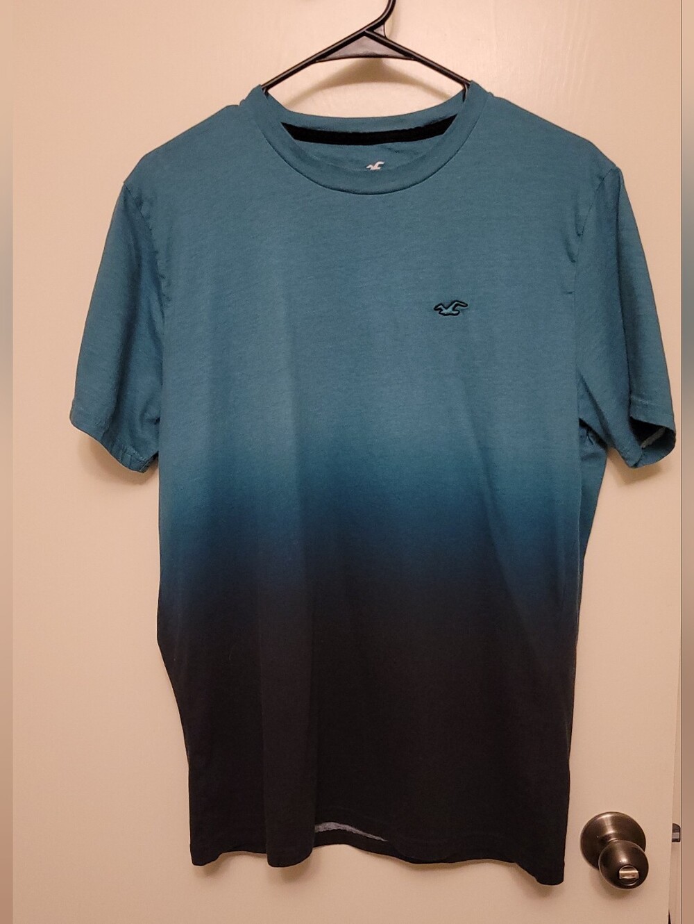 Hollister Men's Teal to Black Ombre Crew Tee